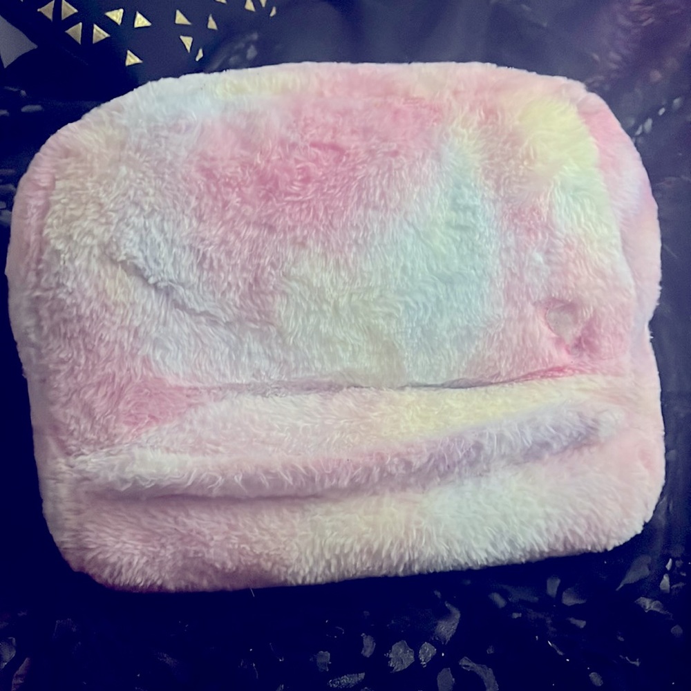 iPad/tablet holder , very soft and nice! Only used a handful of times!
